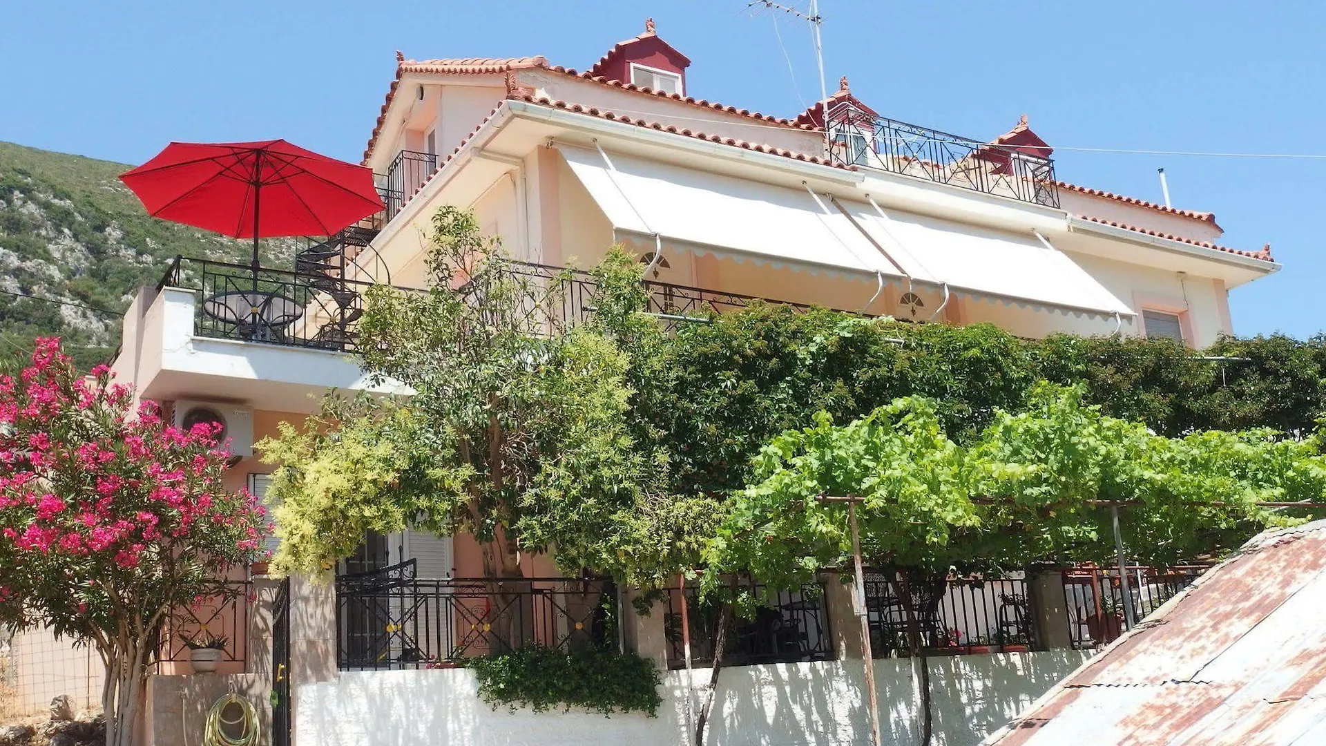 Christos Studios Zóla Grèce